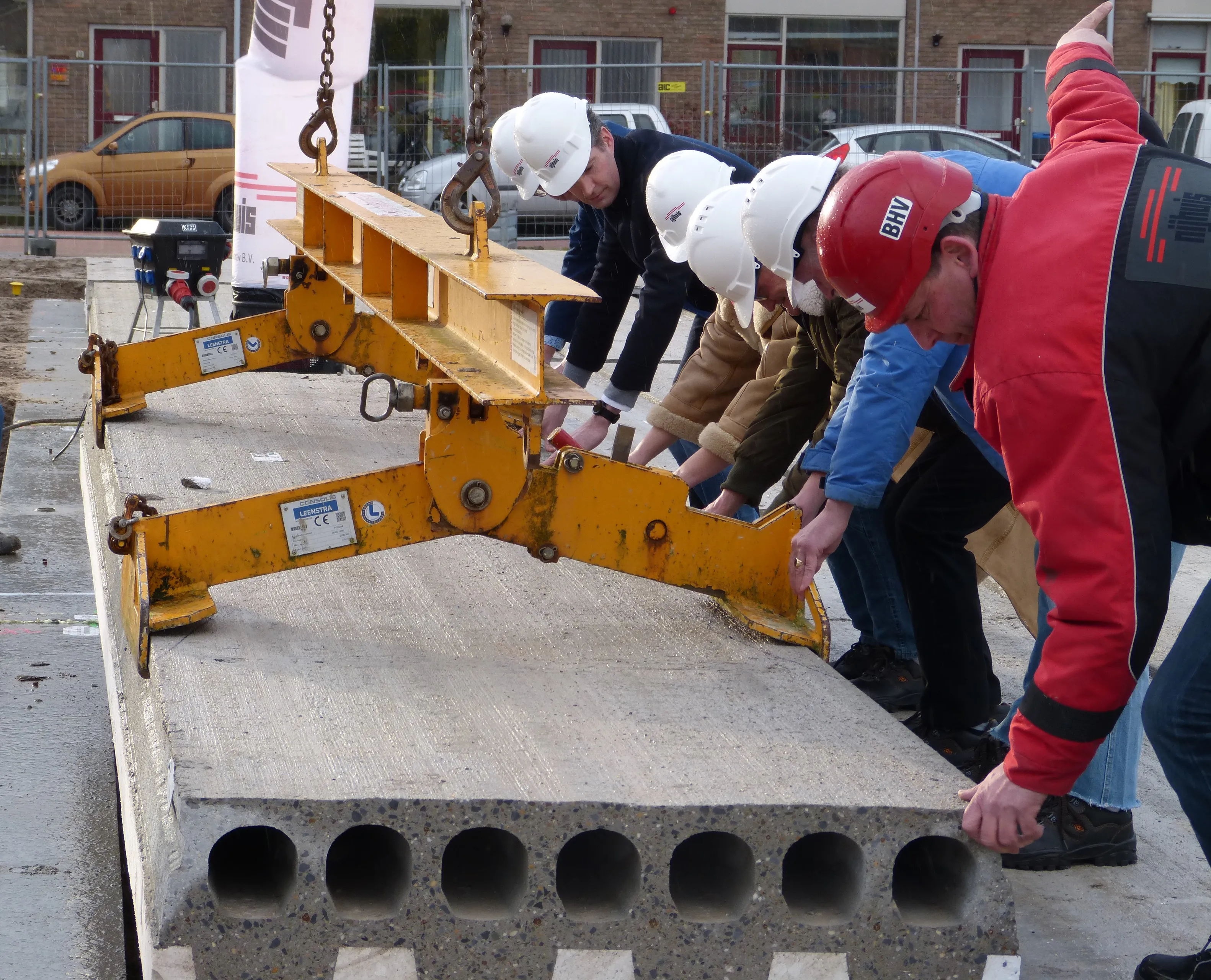 officiele start bouw langedijkstraat harderwijk leggen van eerste vloertegel
