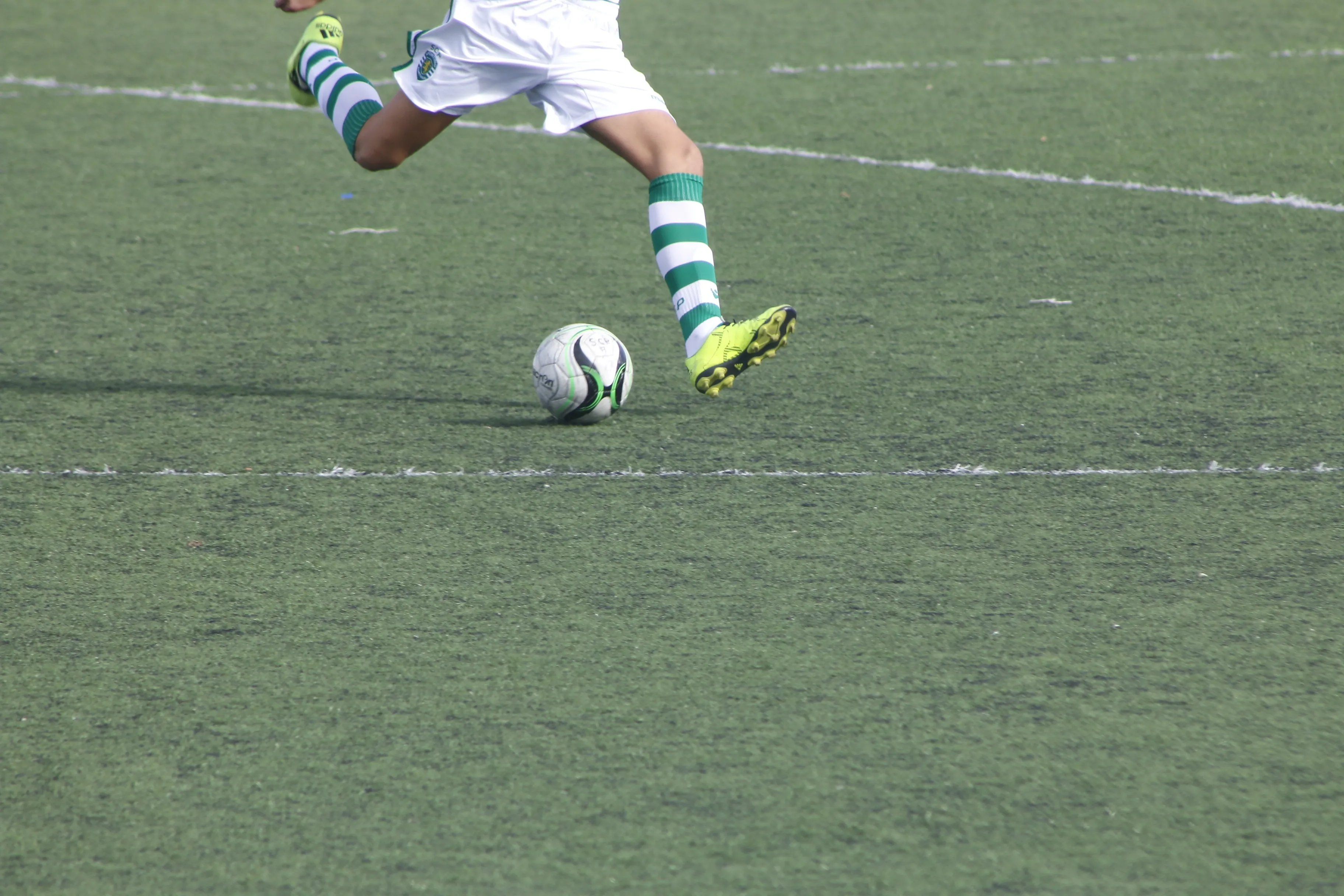 schot voetbal gras aanloop score
