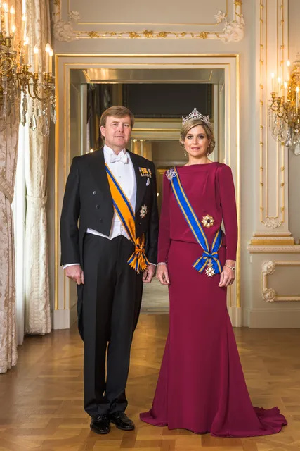 staatsiefoto zijne majesteit koning willem alexander en hare majesteit koningin maxima