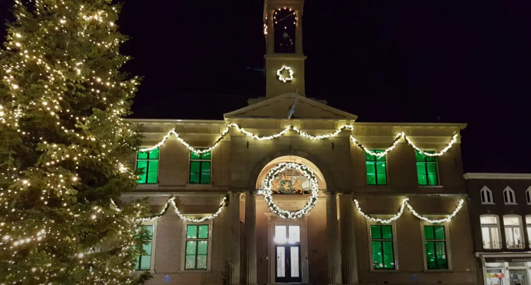 stadhuis markt verlicht