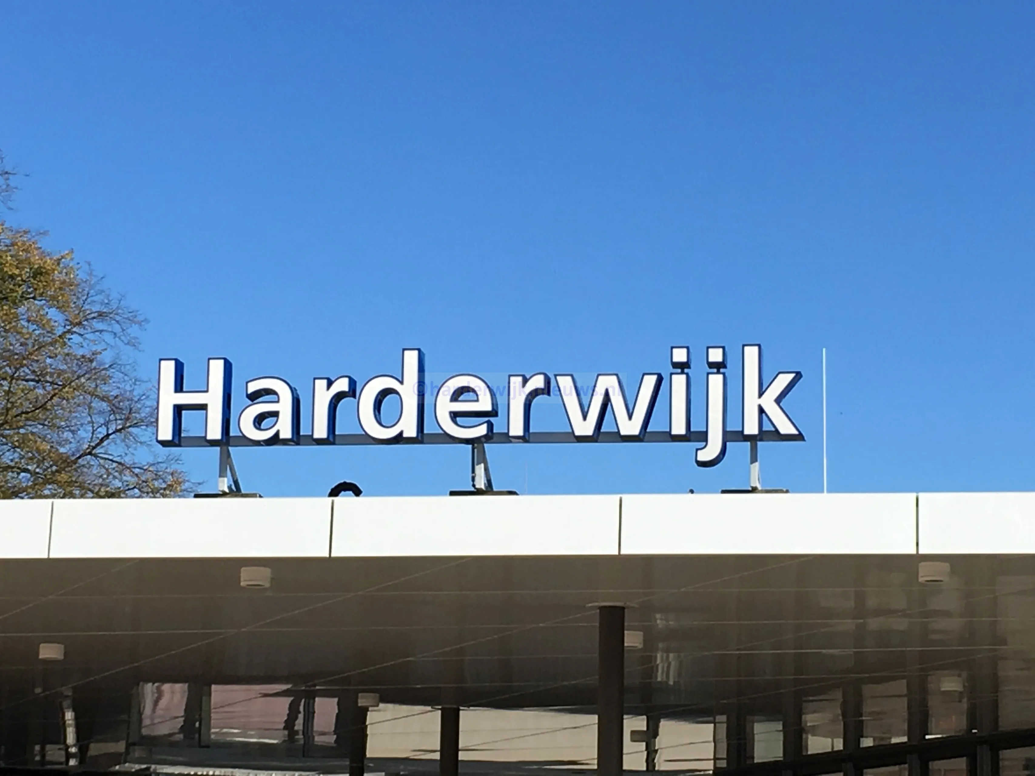 station harderwijk letters ns stationsgebouw