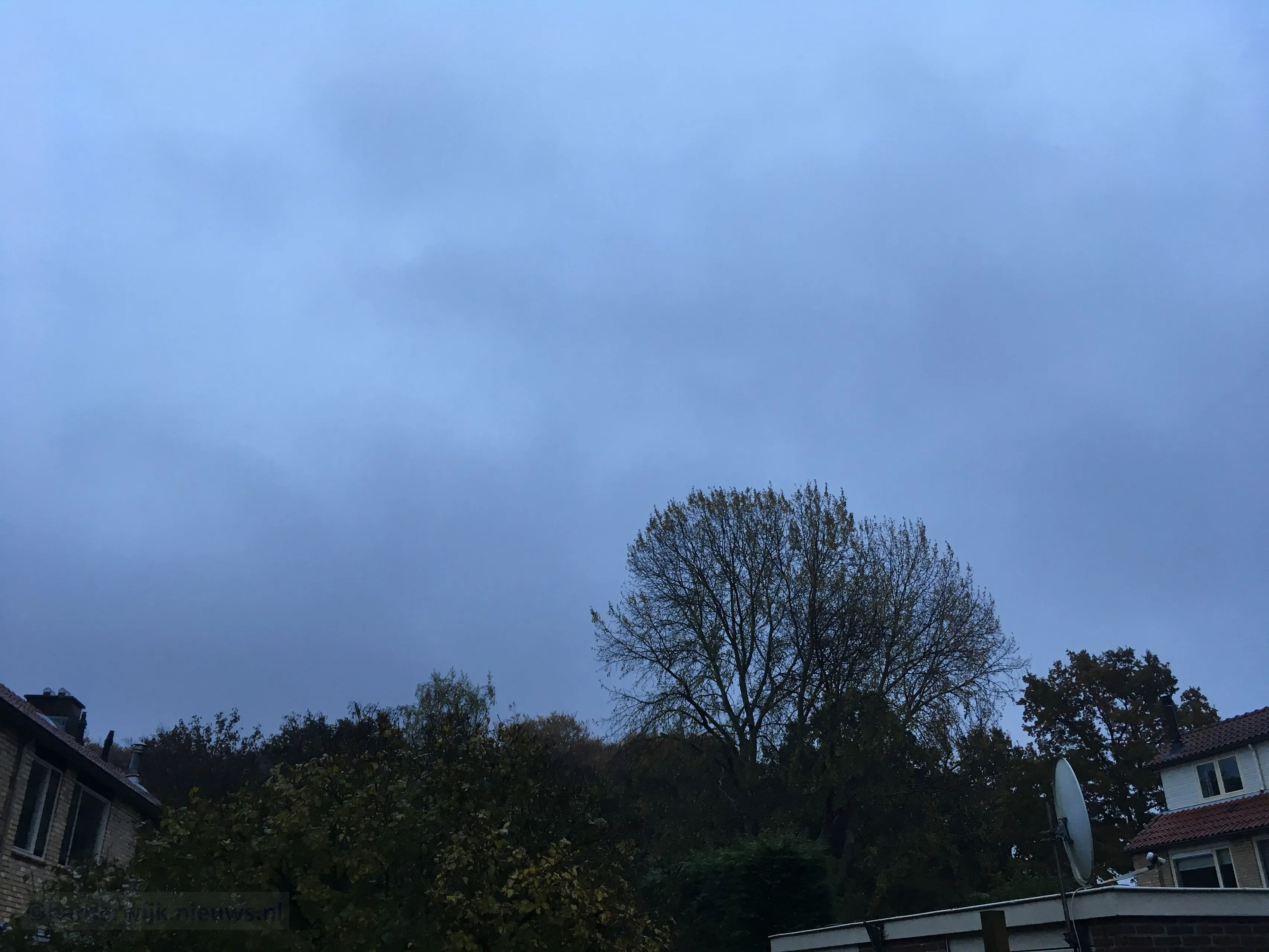 supermaaan onzichtbaar regen bewolking hnn