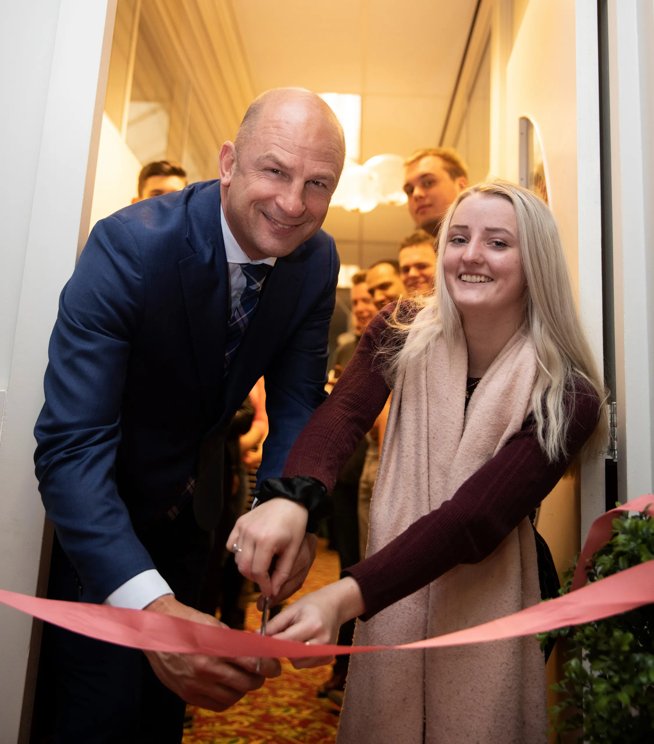 theo rietkerk opent officieel de pub