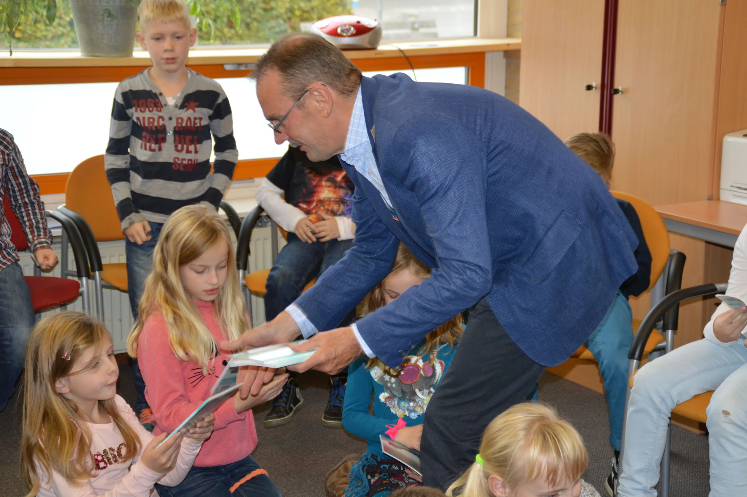 uitreiking boekje vluchtelingen basisschool gemeente harderwijk