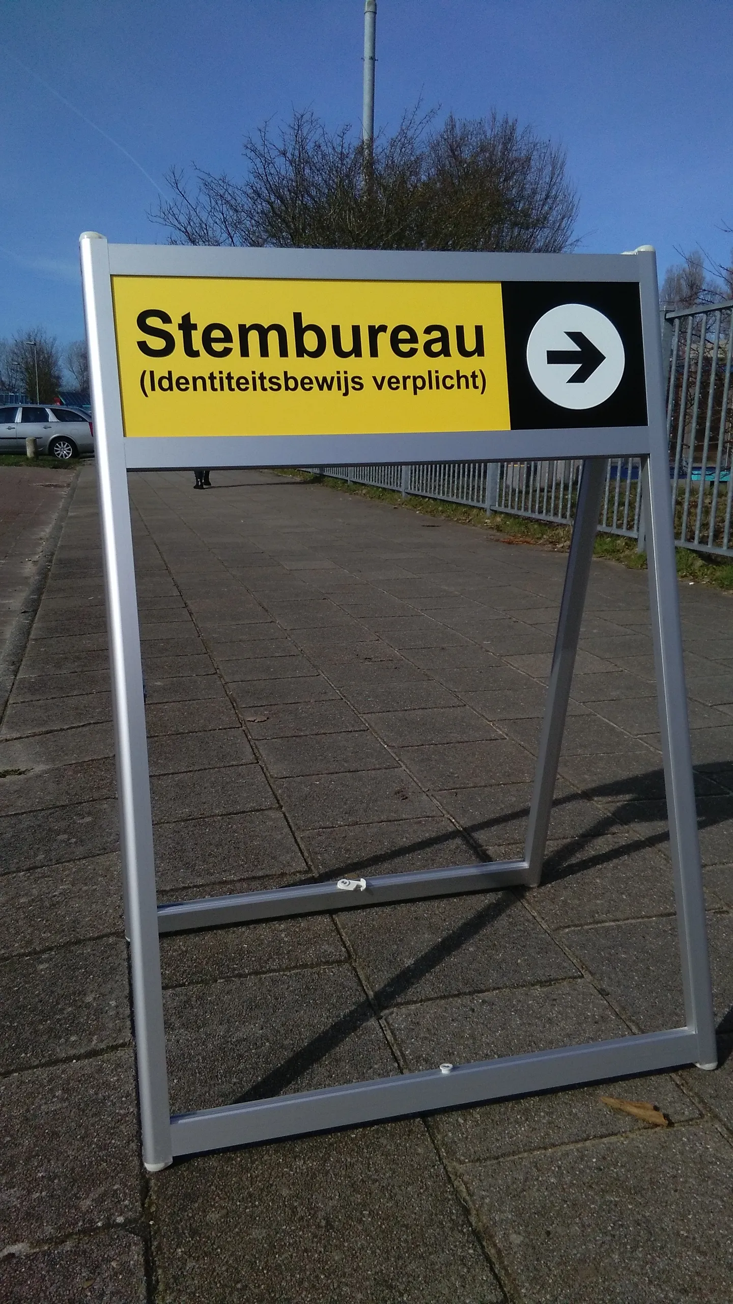 wegwijzer stembureau wikimedia cc by sa 40 dqfn13