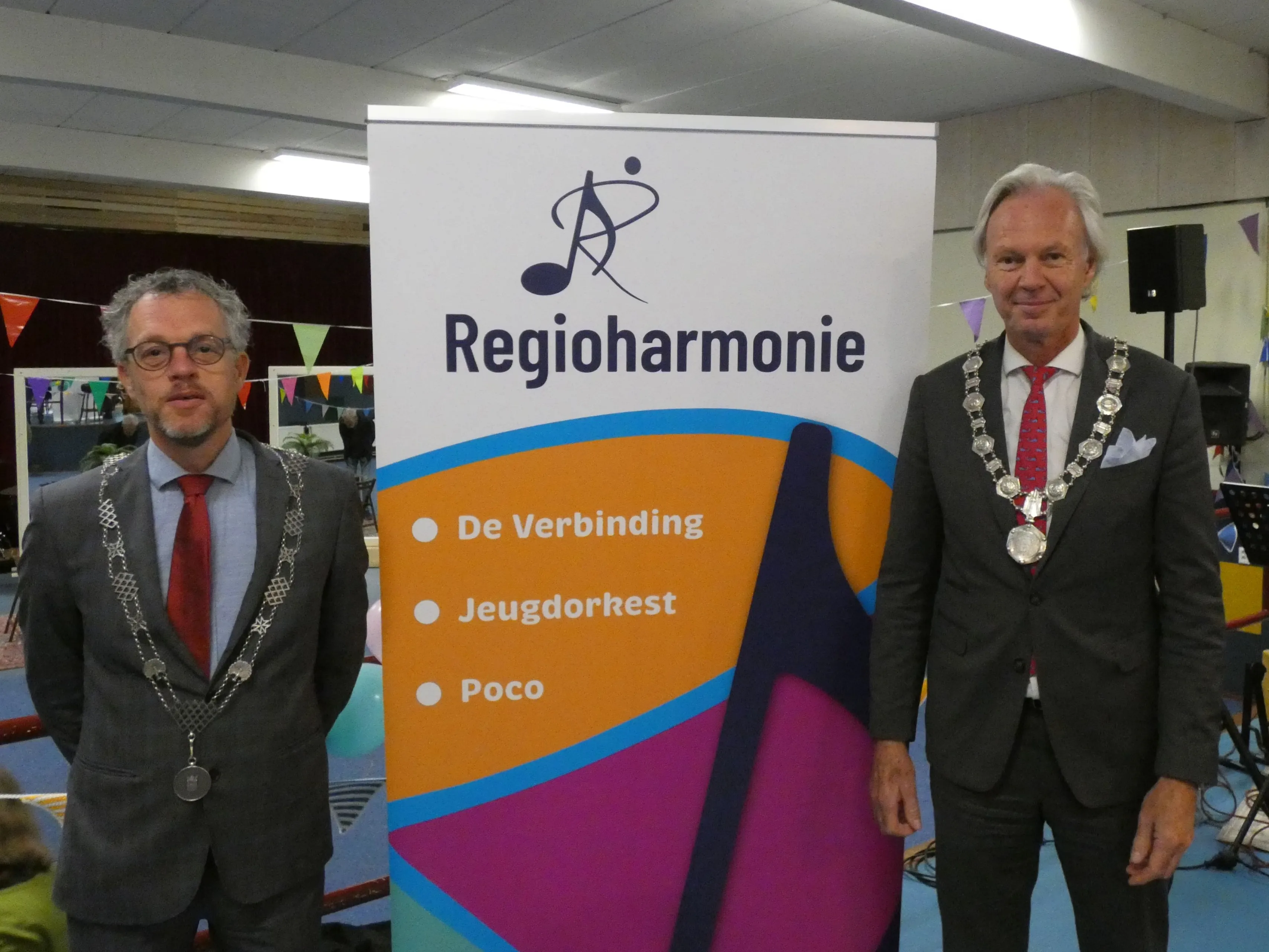 de burgemeesters van ermelo en harderwijk naast het onthulde nieuwe logo