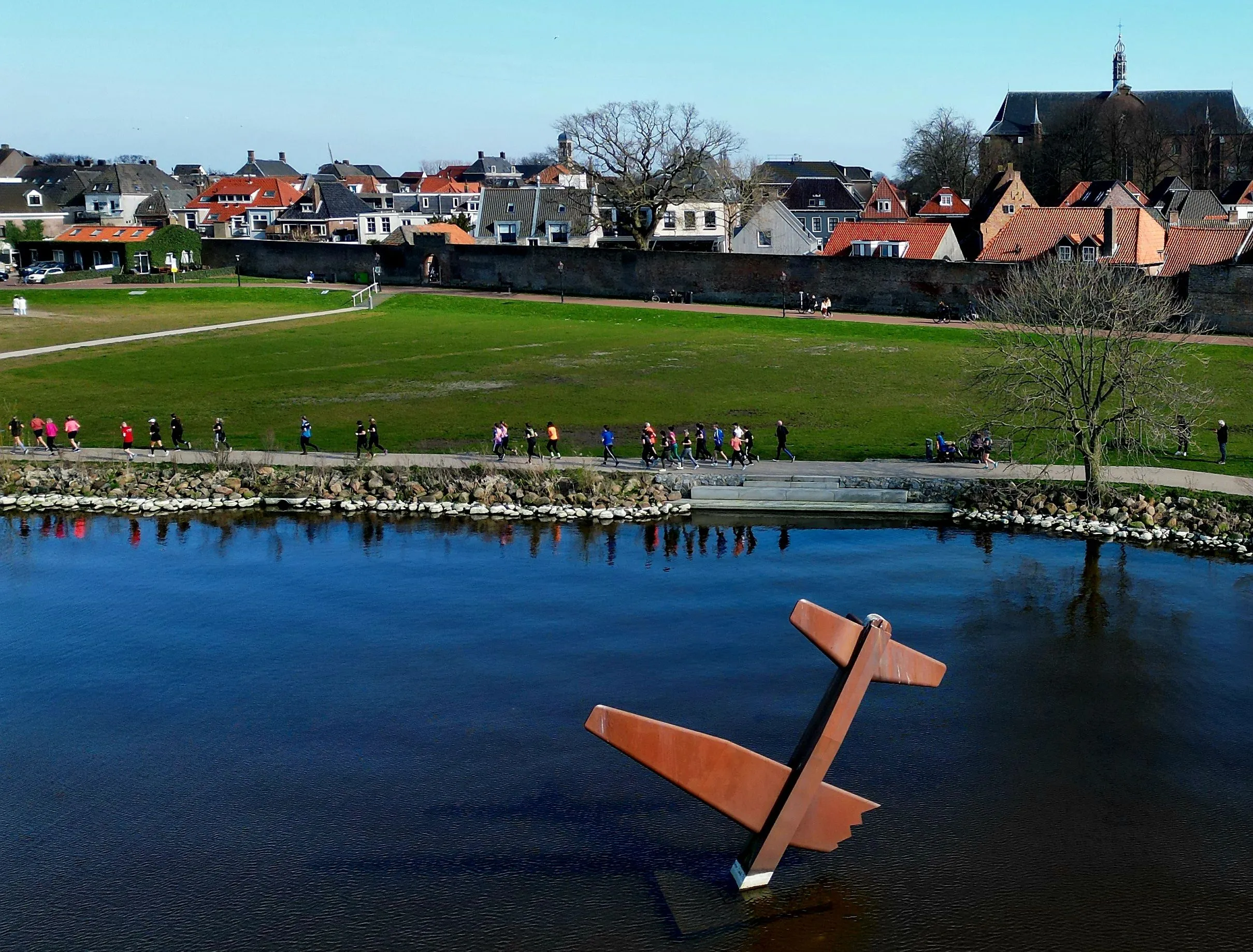 dji fly 20240309 141806 108 1709997690368 photo 1 foto boulevard met vliegtuigmonument en lopers