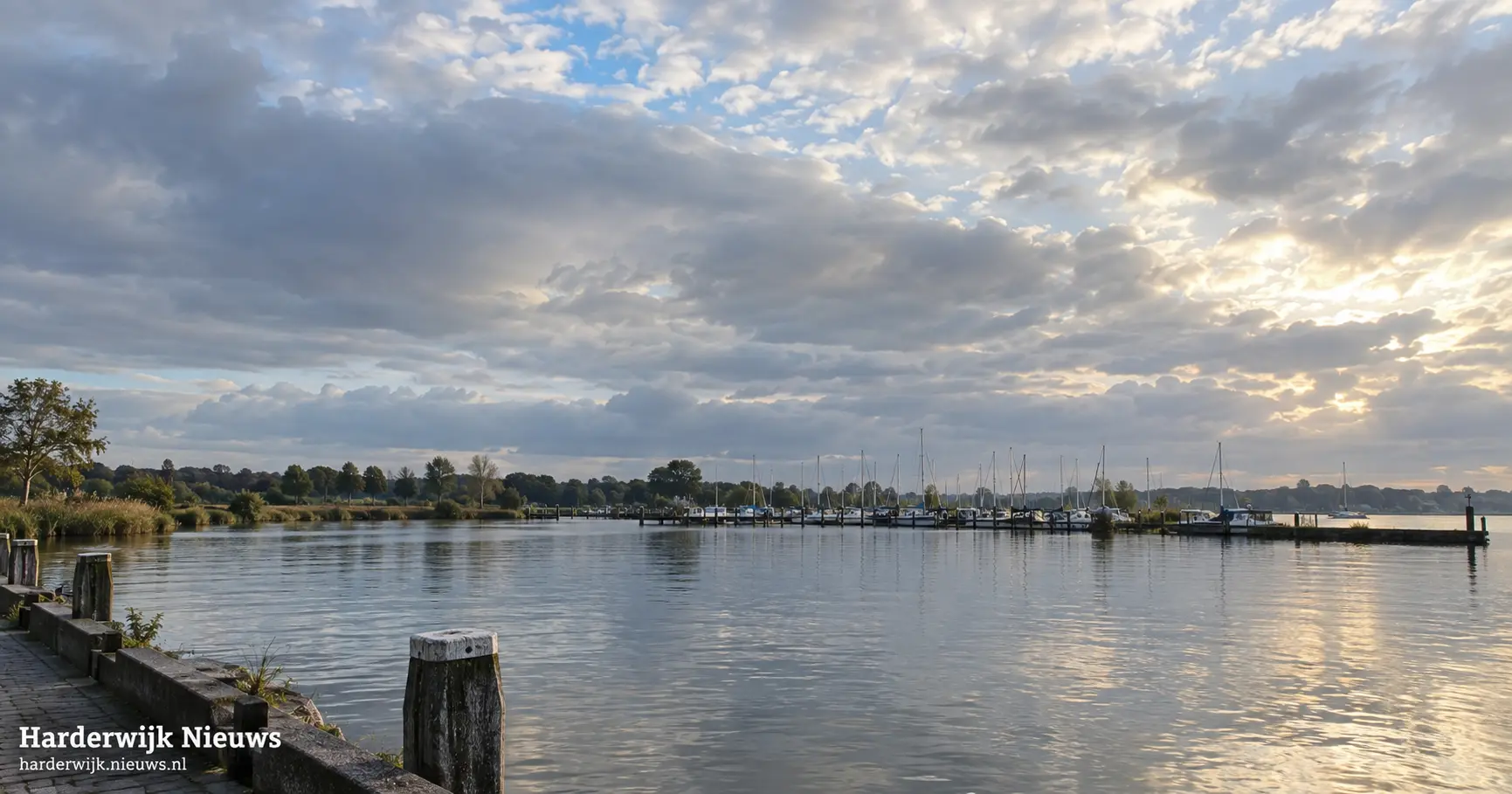 AI-illustratie bij het weer in Harderwijk: wolkenlucht boven water en een kade