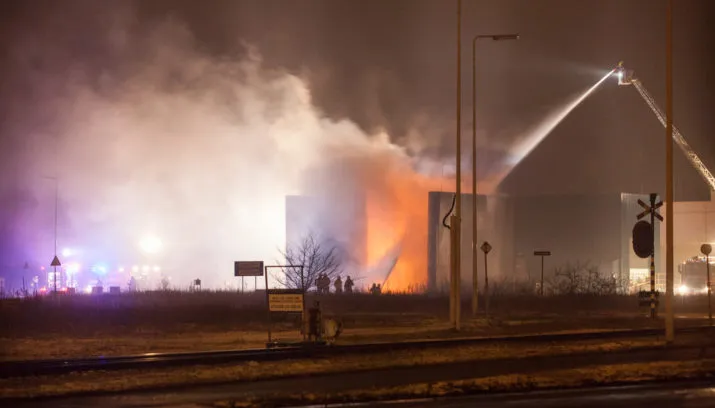 20170211 nieuwsfoto grote brand tata velsen 06 715x408