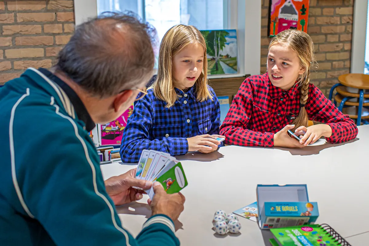 afbeelding voorlezer met twee kinderen copyright foto bibliotheek ijmond noord voor publicatie is toestemming verleend door de ouders
