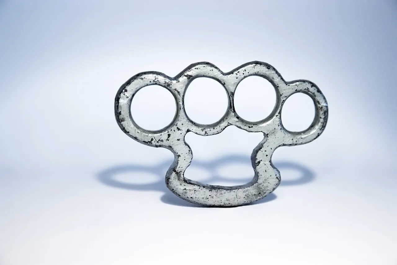 brass knuckles 1258994 1280