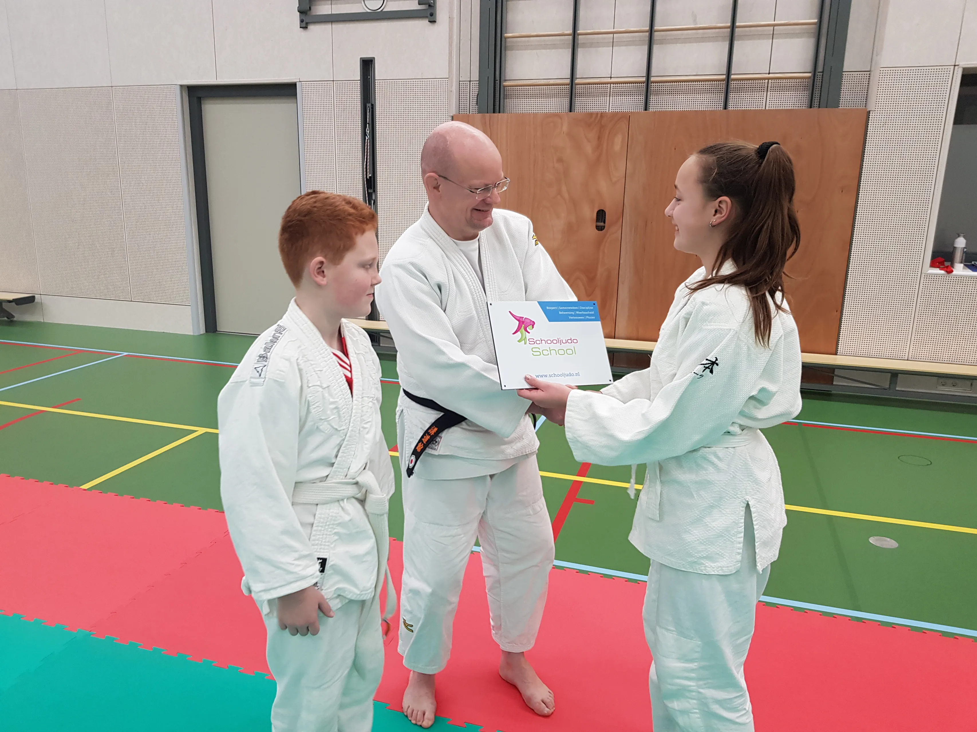 iris en koen nemen namens basisschool otterkolken het predicaat schooljudo school in ontvangst 1