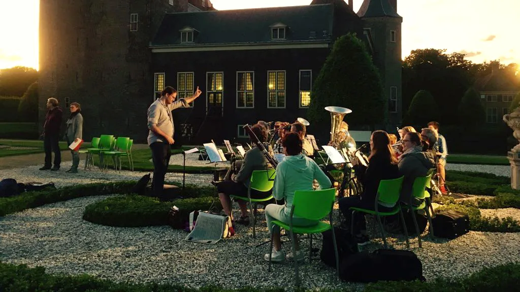muzikanten repeteren voor schemering in kasteeltuin assumburg