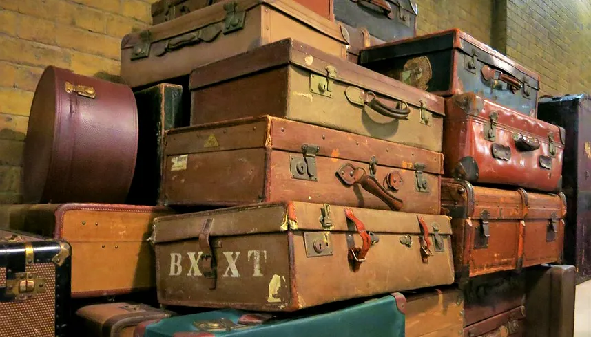 old suitcase pixabay banner