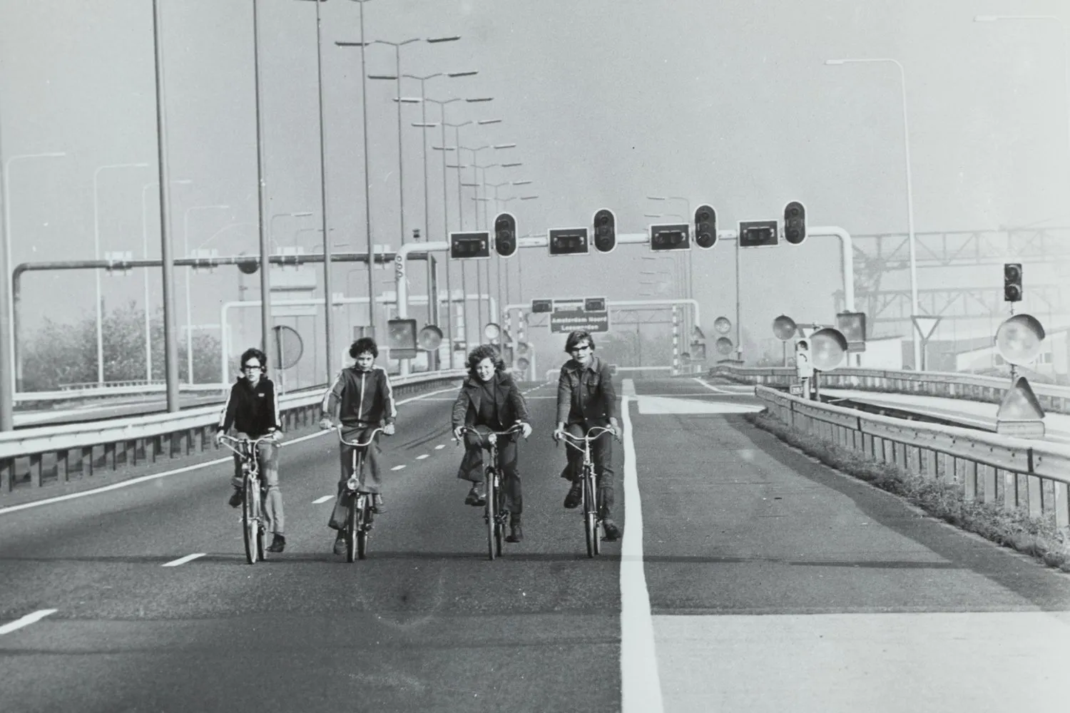verkeer fietsers buiten de stad autoloze zondag bestanddeelnr 127 0254 nationaal archief