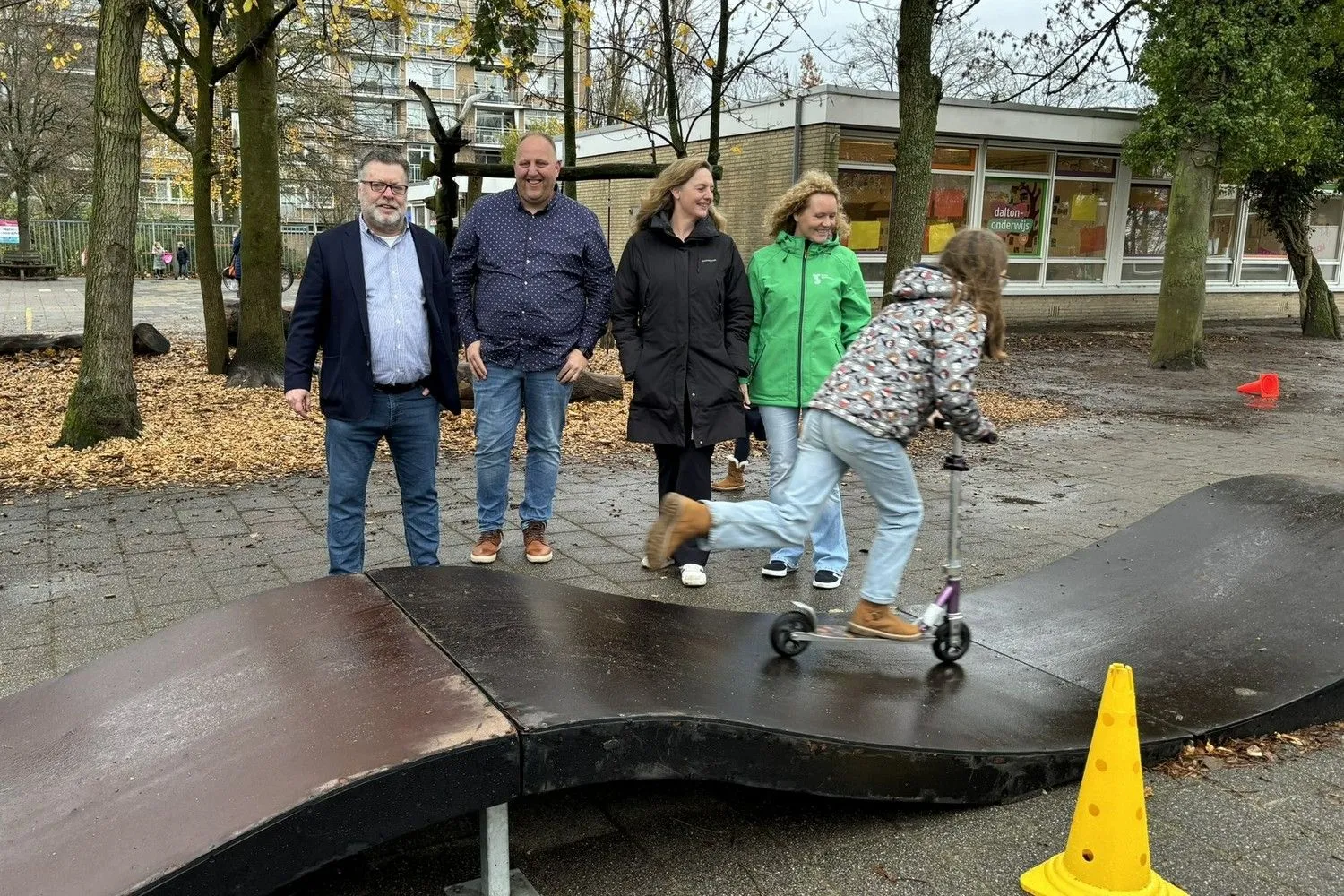 beeld actieweek wandelend en fietsend naar school
