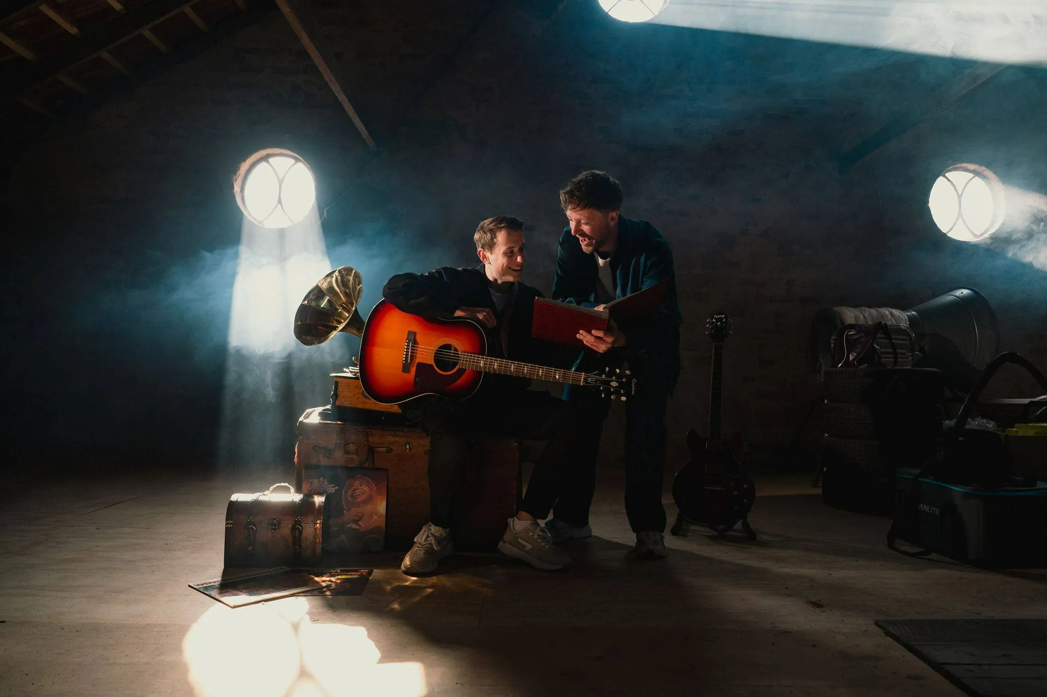 De-Gouden-Herinnering-Een-Zolder-Vol-Verhalen-25-26-persfoto-liggend