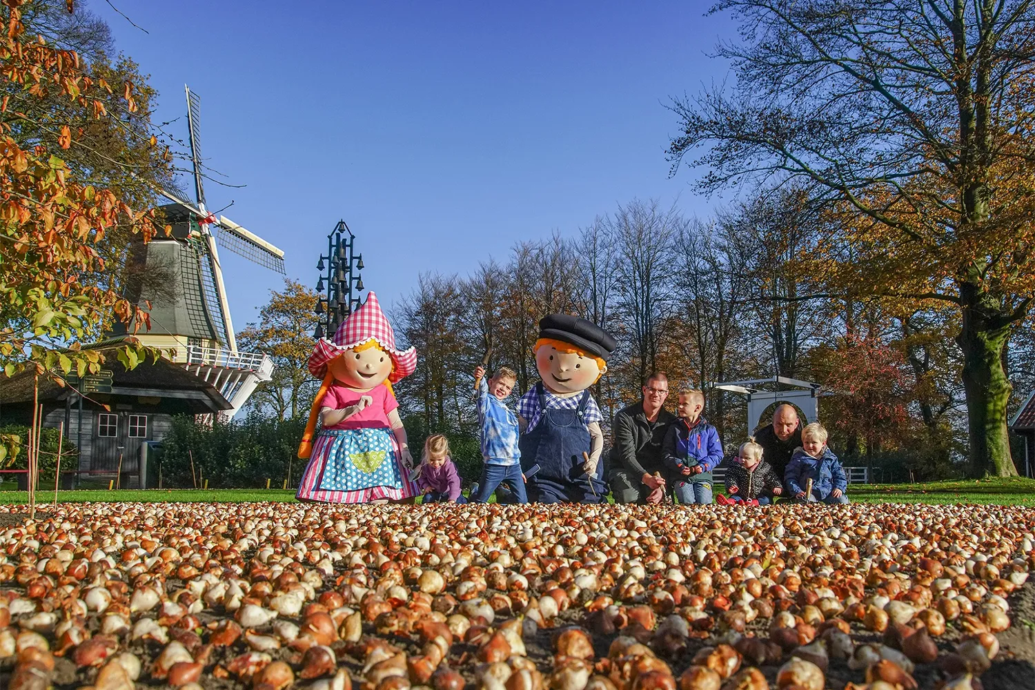 fien en teun planten bloembollen in keukenhof