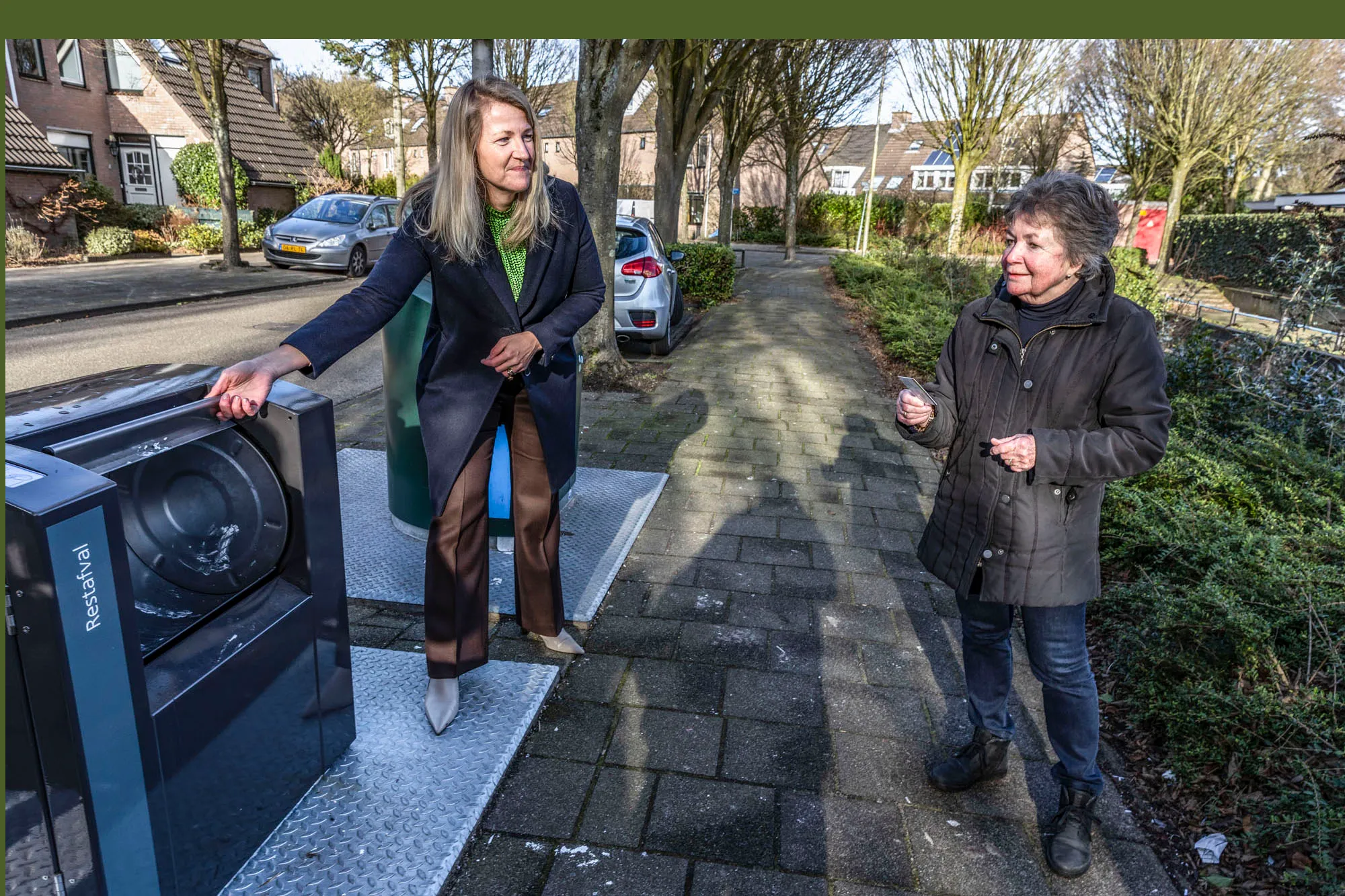 wethouder bij restafvalcontainer 2