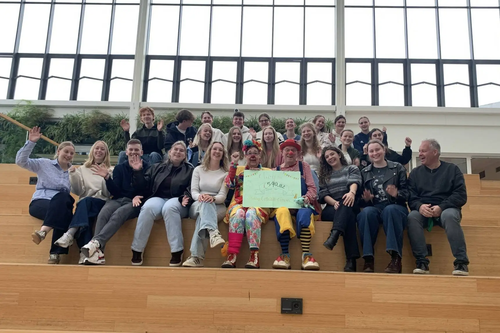 Studenten opleiding zorgboerderij met clowns Juul en Coco