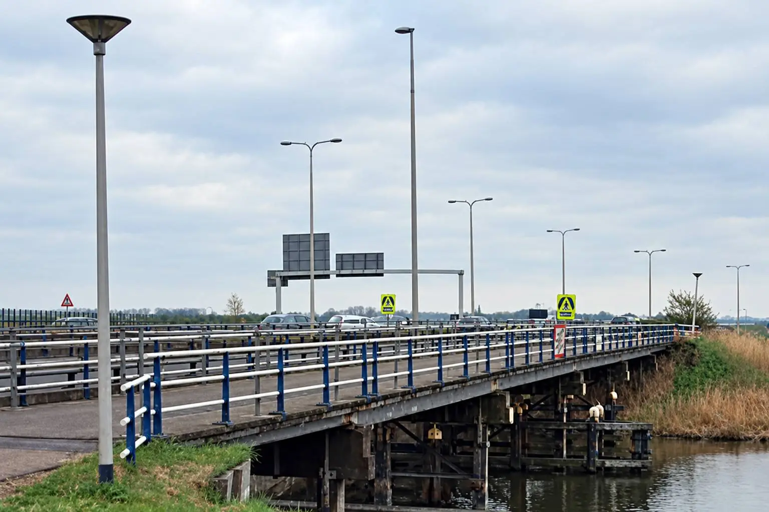 Brug en weg langs het water