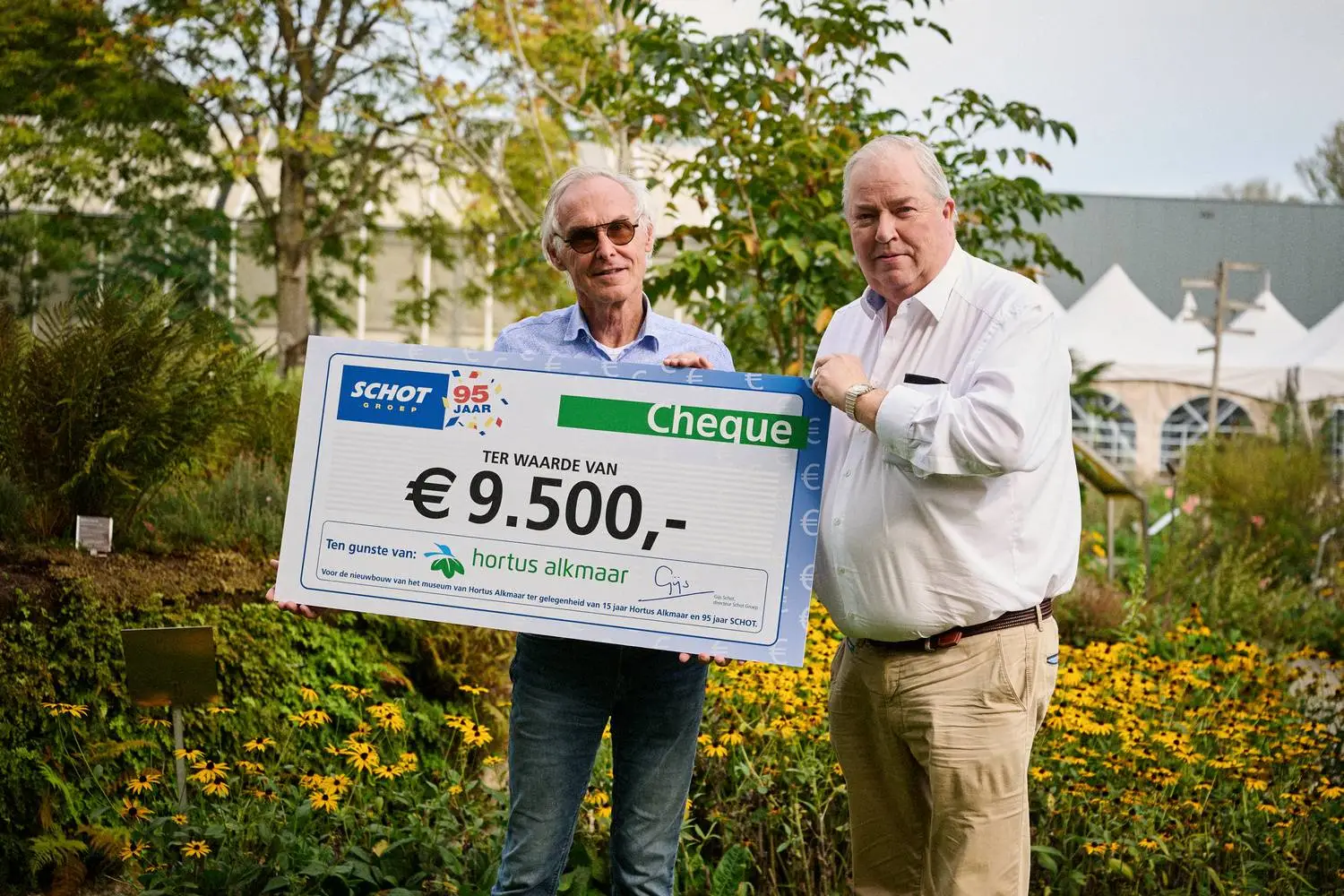 Overhandigen Cheque aan Hortus Alkmaar