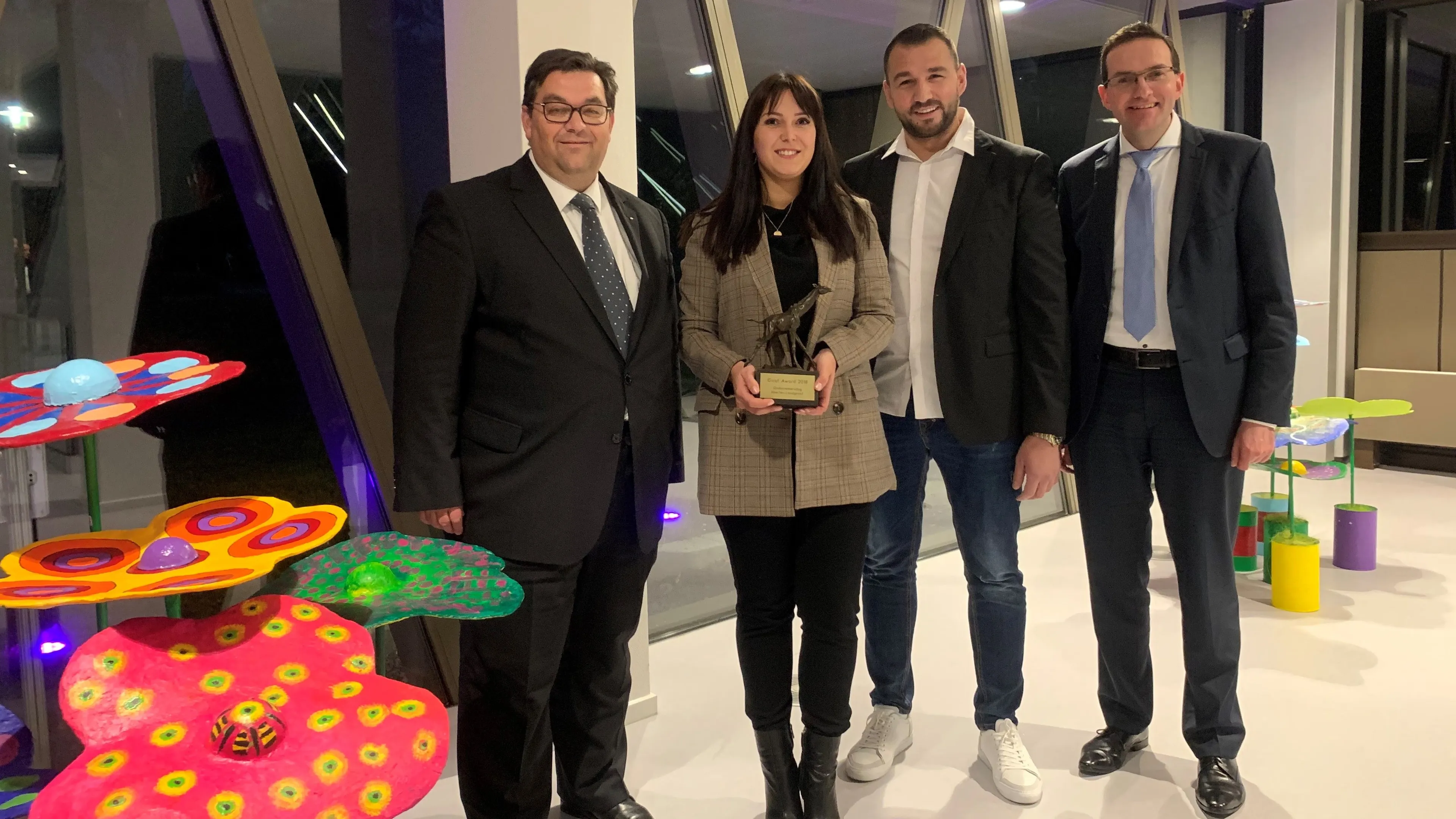 deems wint de giraffe award e1542806948681