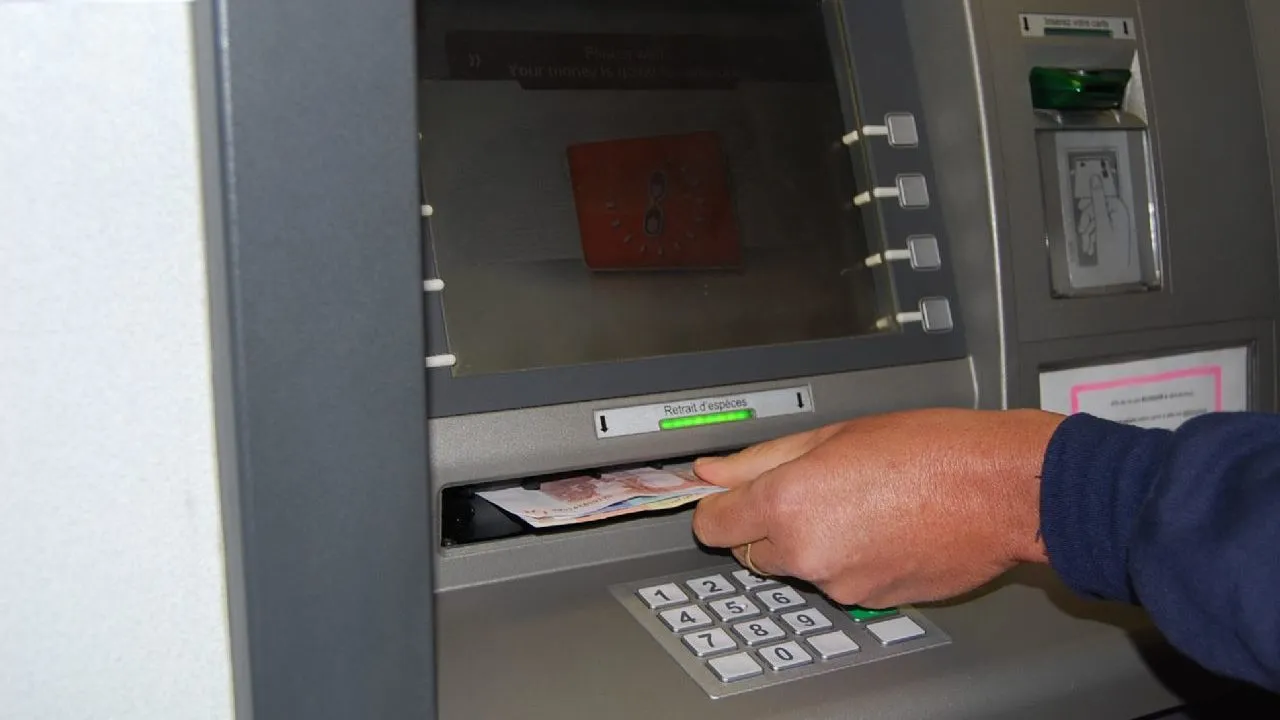 geld pinnen rechtenvrije foto e1488988677888