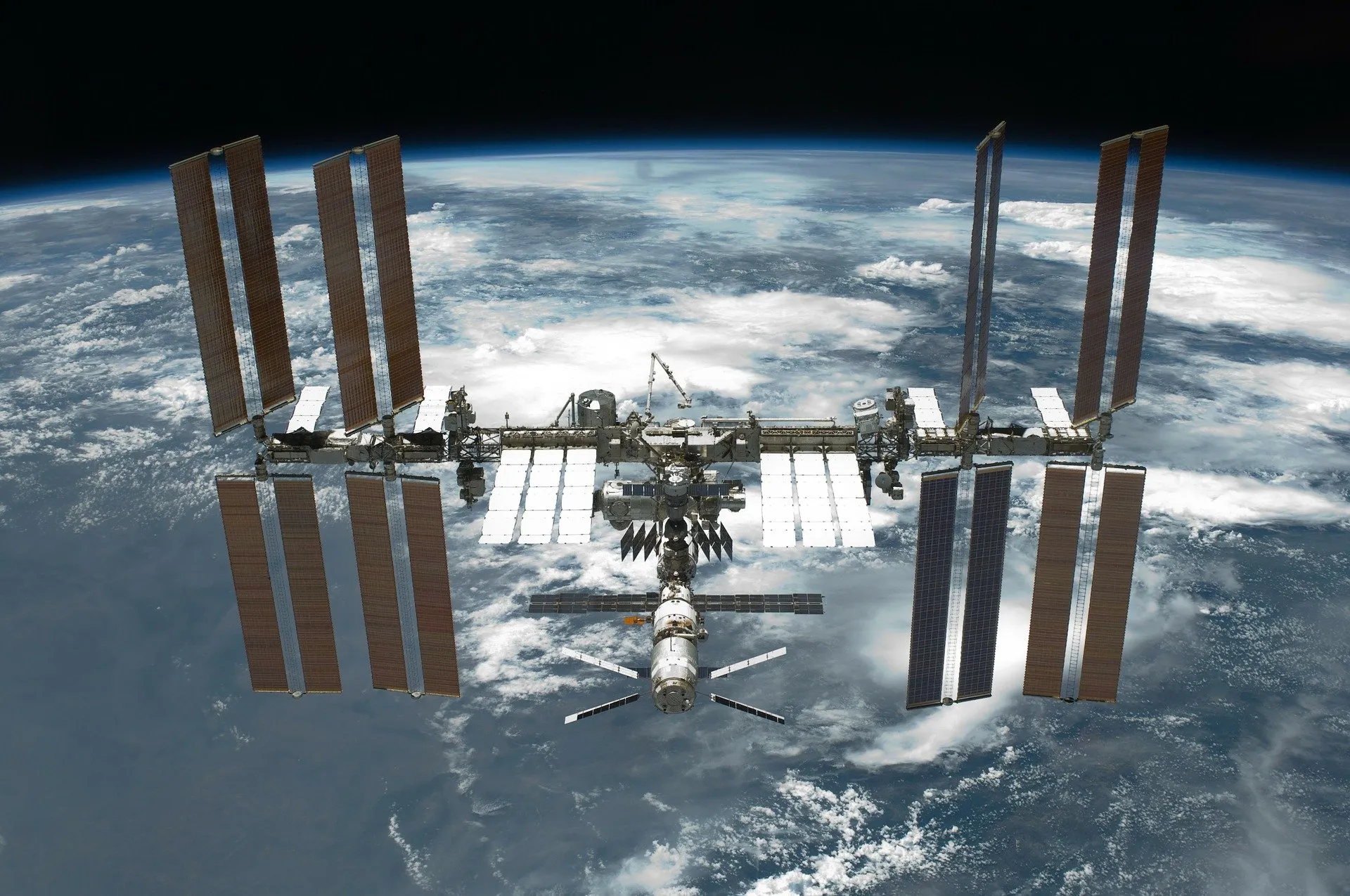 international space station wikilmages pixabay