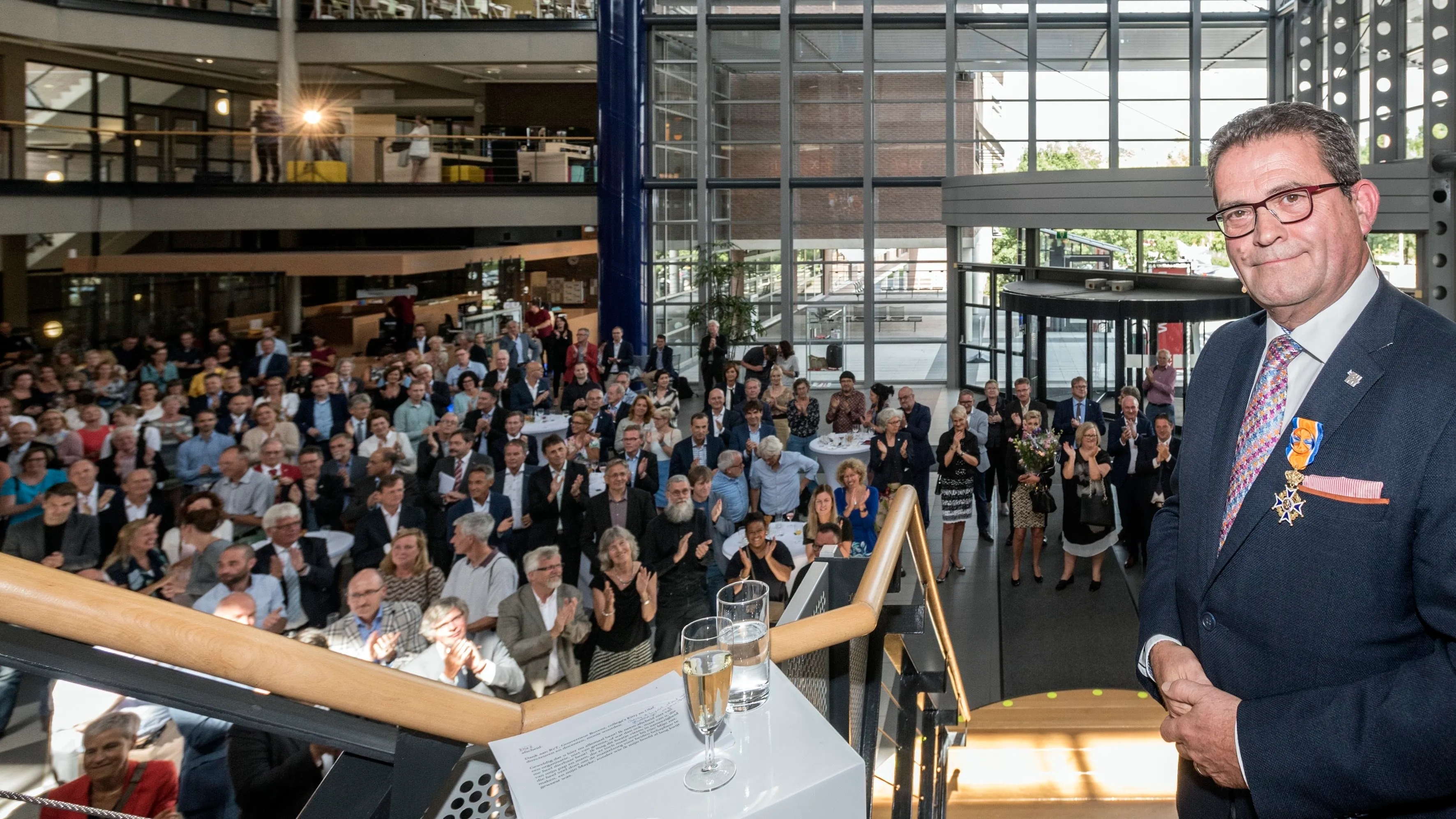 karel van rosmalen met personeel op achtergrond e1500035255371