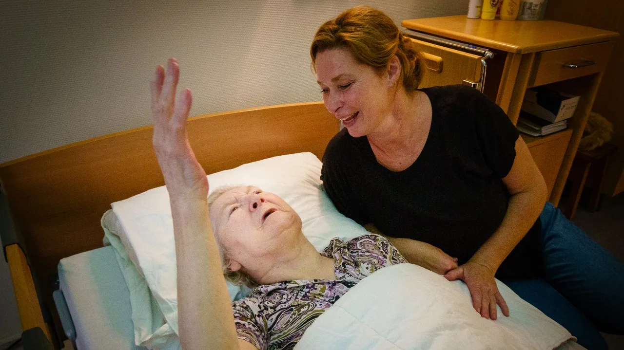 mevrouw briggen geniet samen met zorgverlener helga mathijssen van de qwieksnooze 1280x719