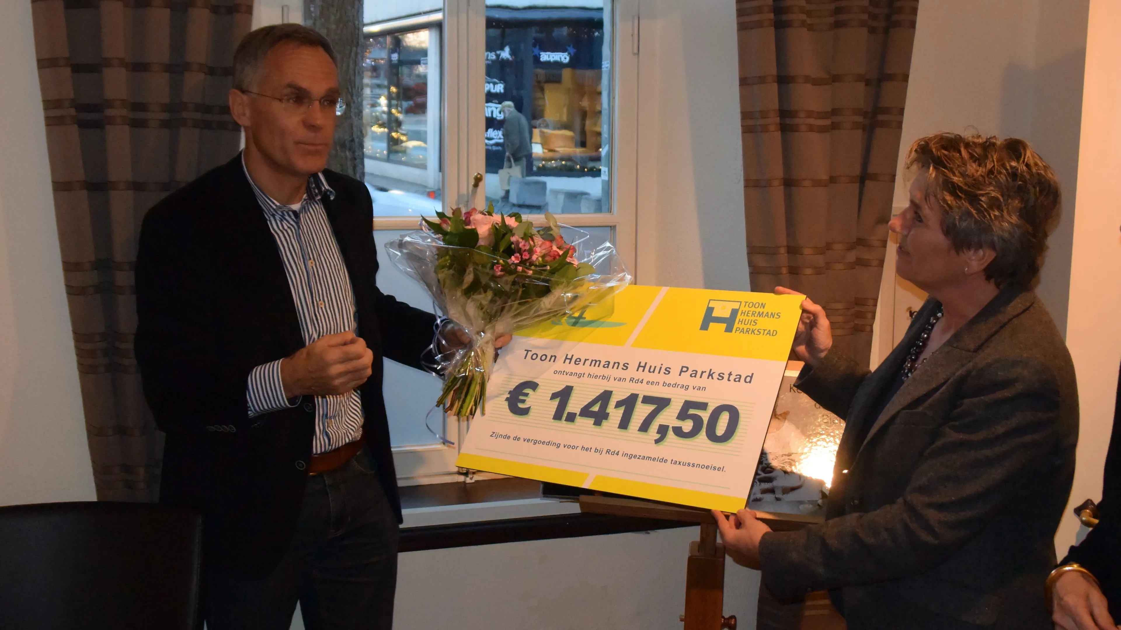 overhandiging cheque toon hermans huis parkstad 14 december 2015 1 e1450801461162