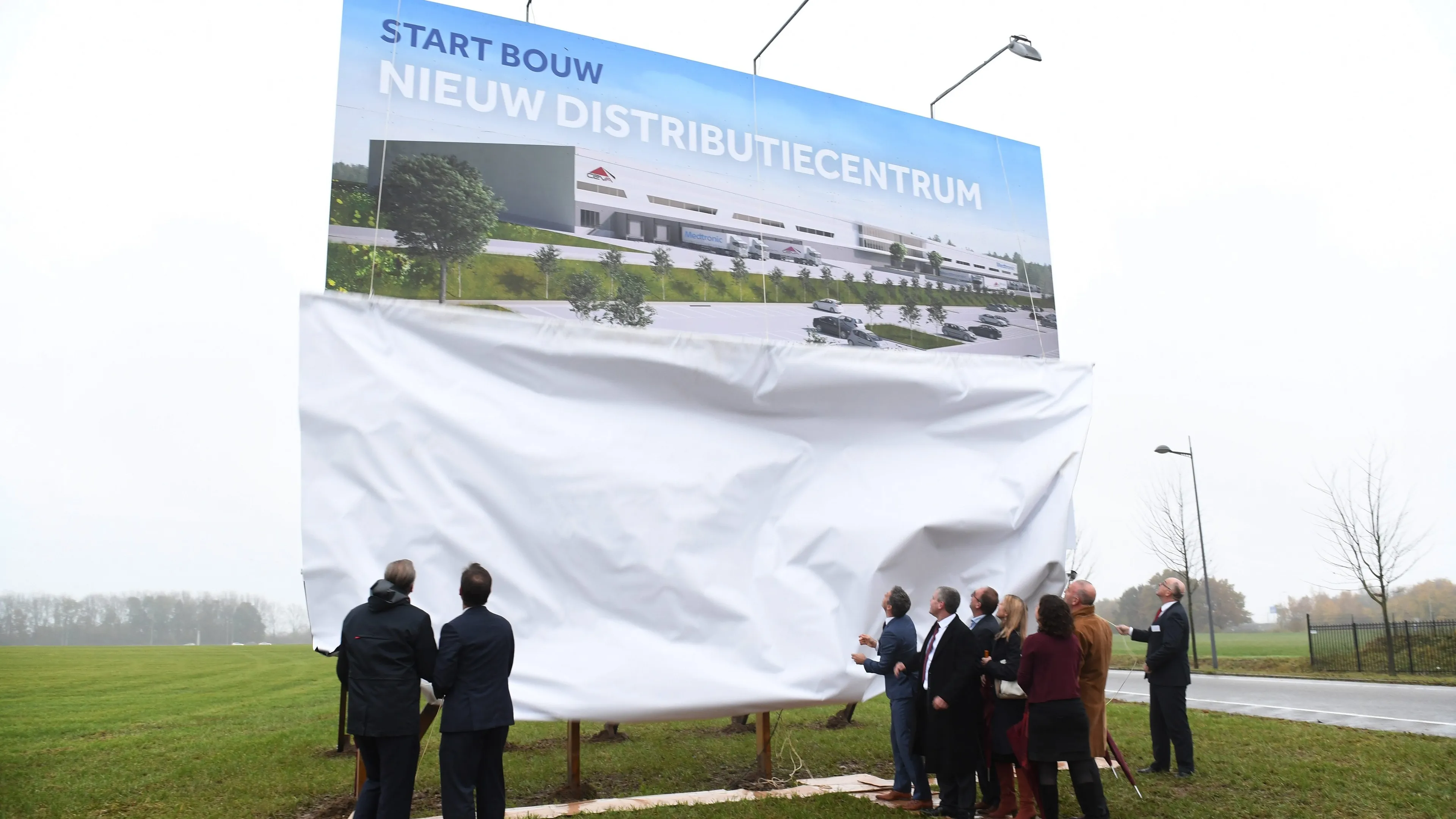 persfoto start bouw nieuw distributiecentrum heerlen medtronic ceva e1479229952690