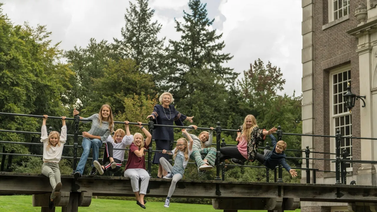 prinses beatrix met kleinkinderen rvd fotograaf jeroen van der meyde 1280x720