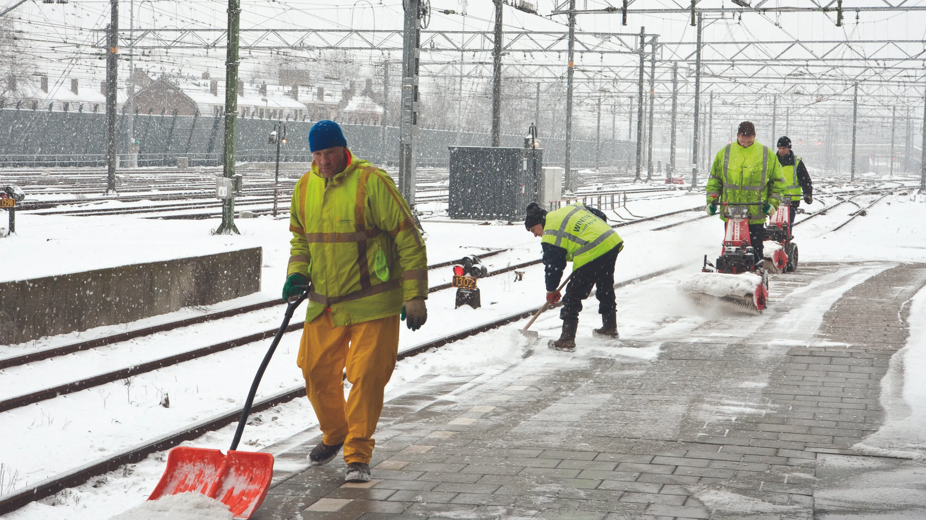 sneeuwvrij maken van perrons op station utrecht centraal 300dpi 293x195mm c e1484252322301
