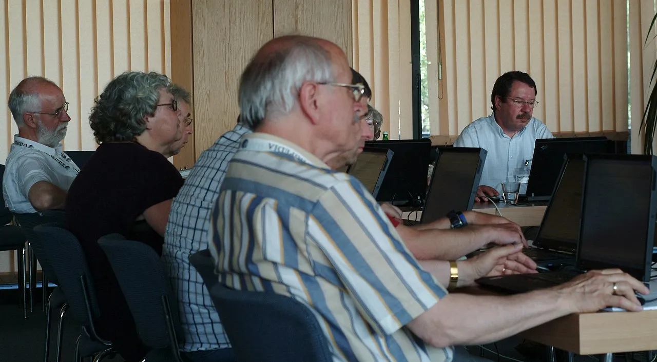 wikipedia in senioren internetcafes 014