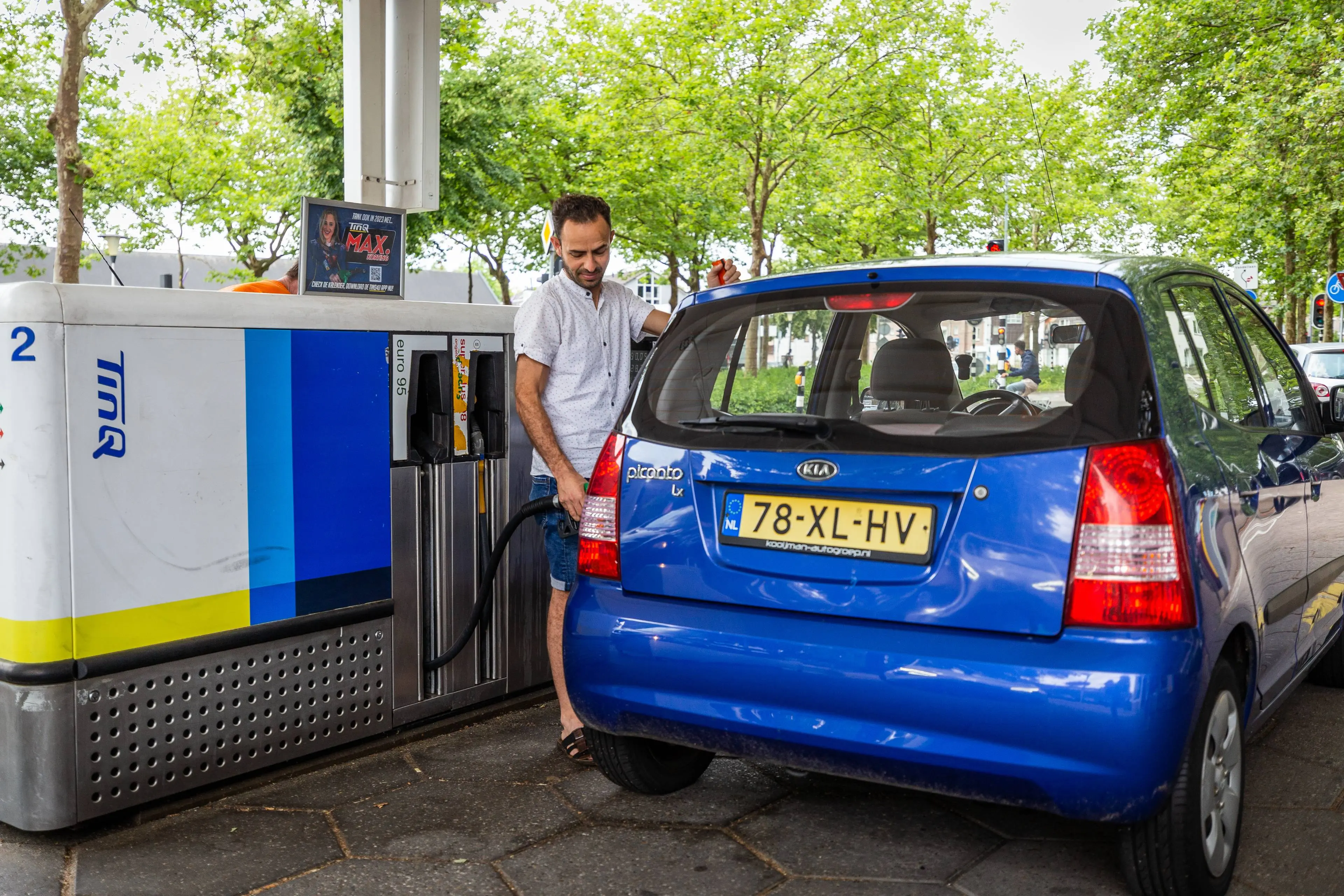 230630-0118-Drukte bij benzinestations Wethouder Ebbenlaan