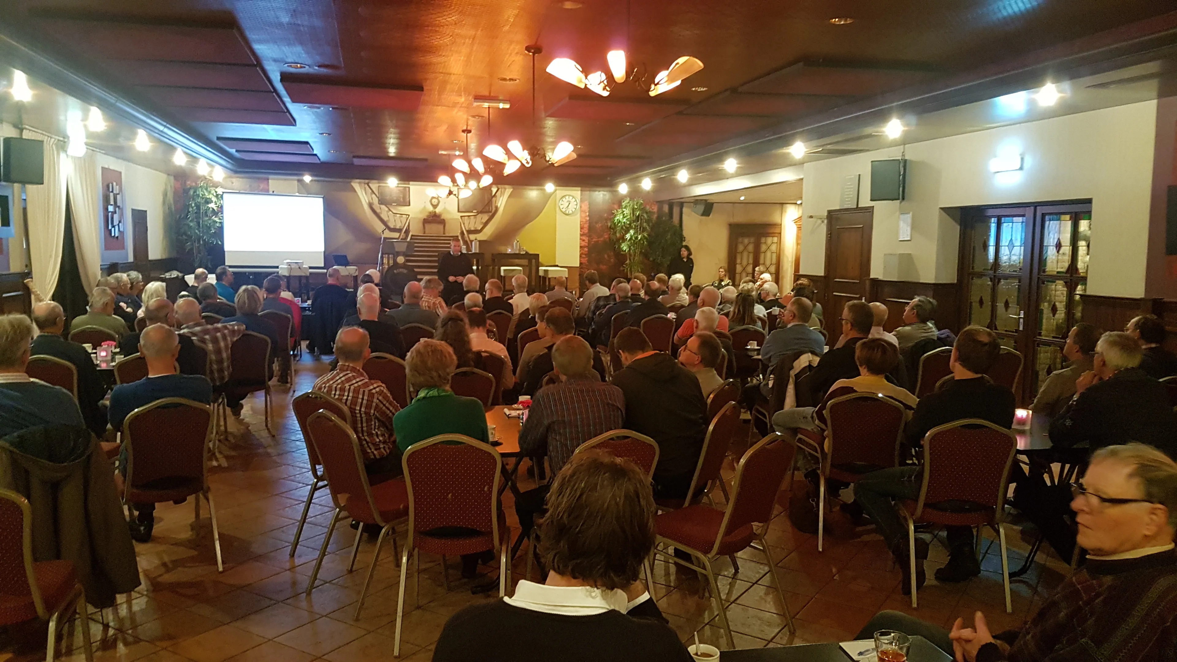 08 overzicht zaal houtstook luchtkwaliteit avond 20191105 193456