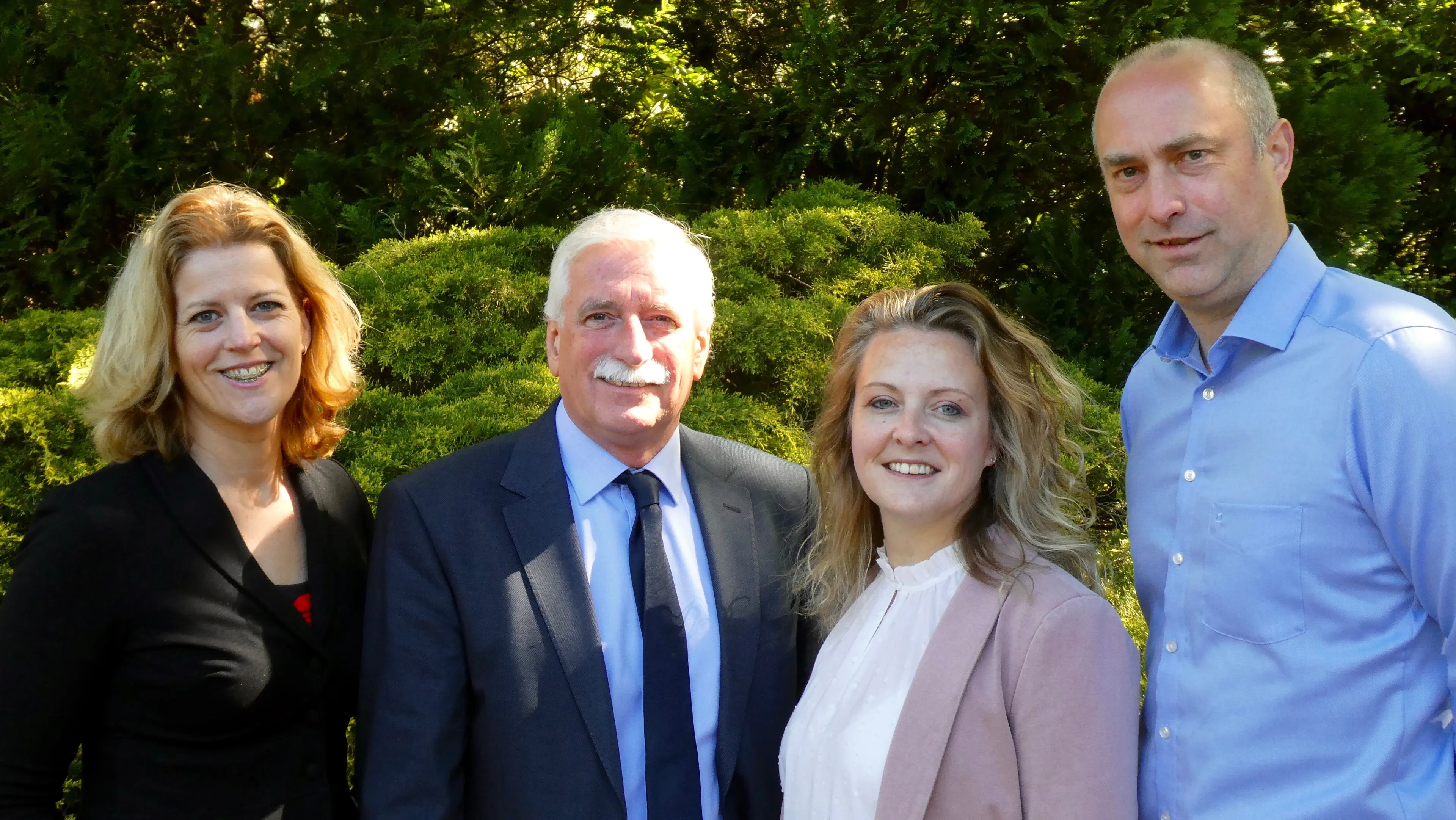 1 presentator met gasten rbt