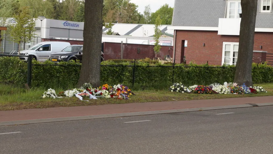 1588435395 picsay 915x518