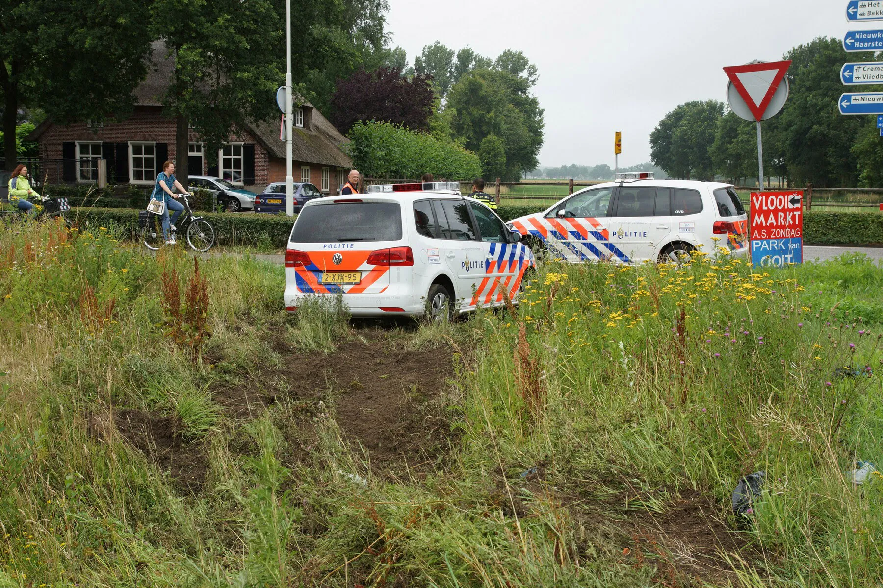 2015 07 15 8011 politiewagen vliegt uit bocht tijdens spoedrit 1 agent gewond