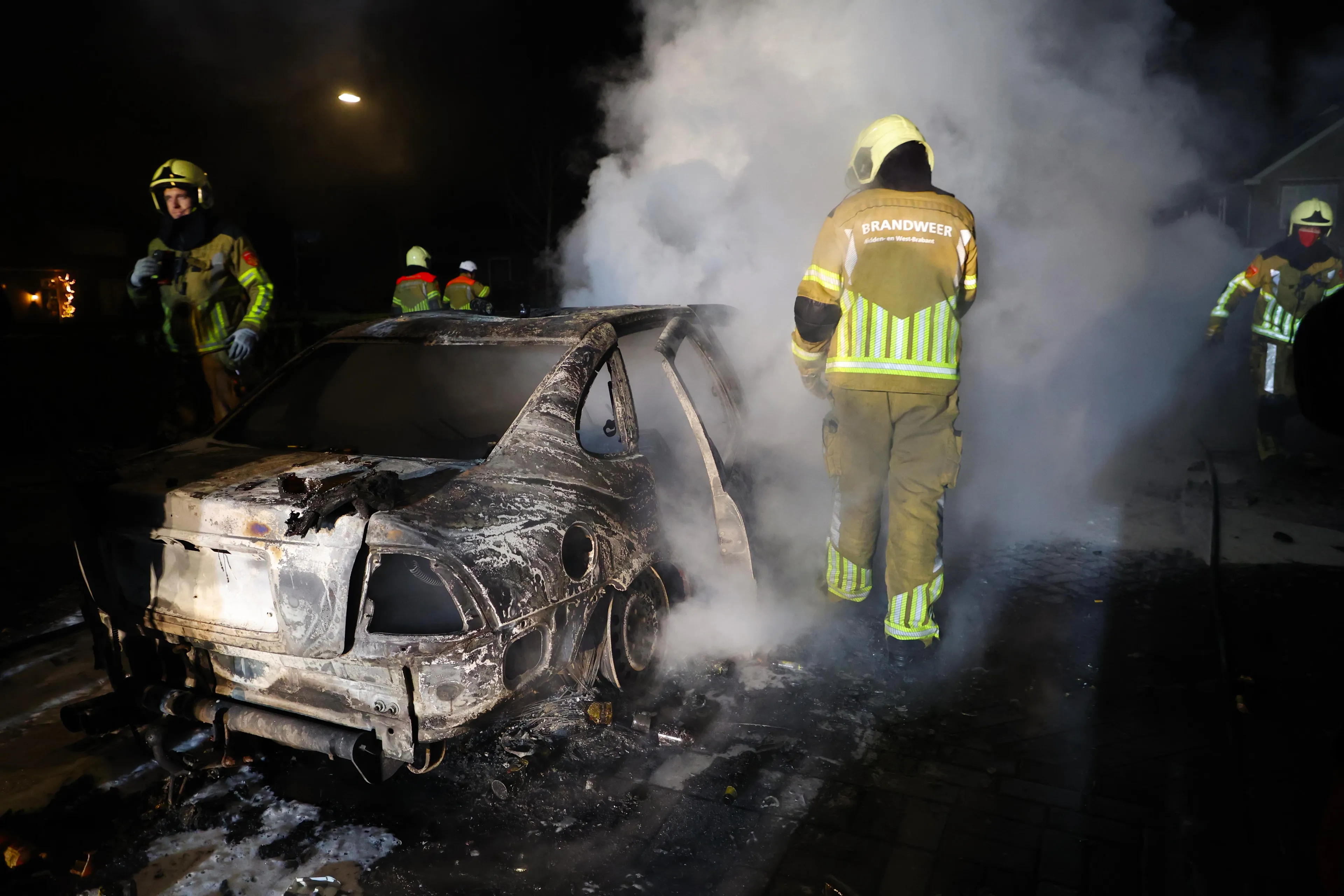 2022 01 01 fpmb0663 veen witboomstr 4 autos in brand gestoken