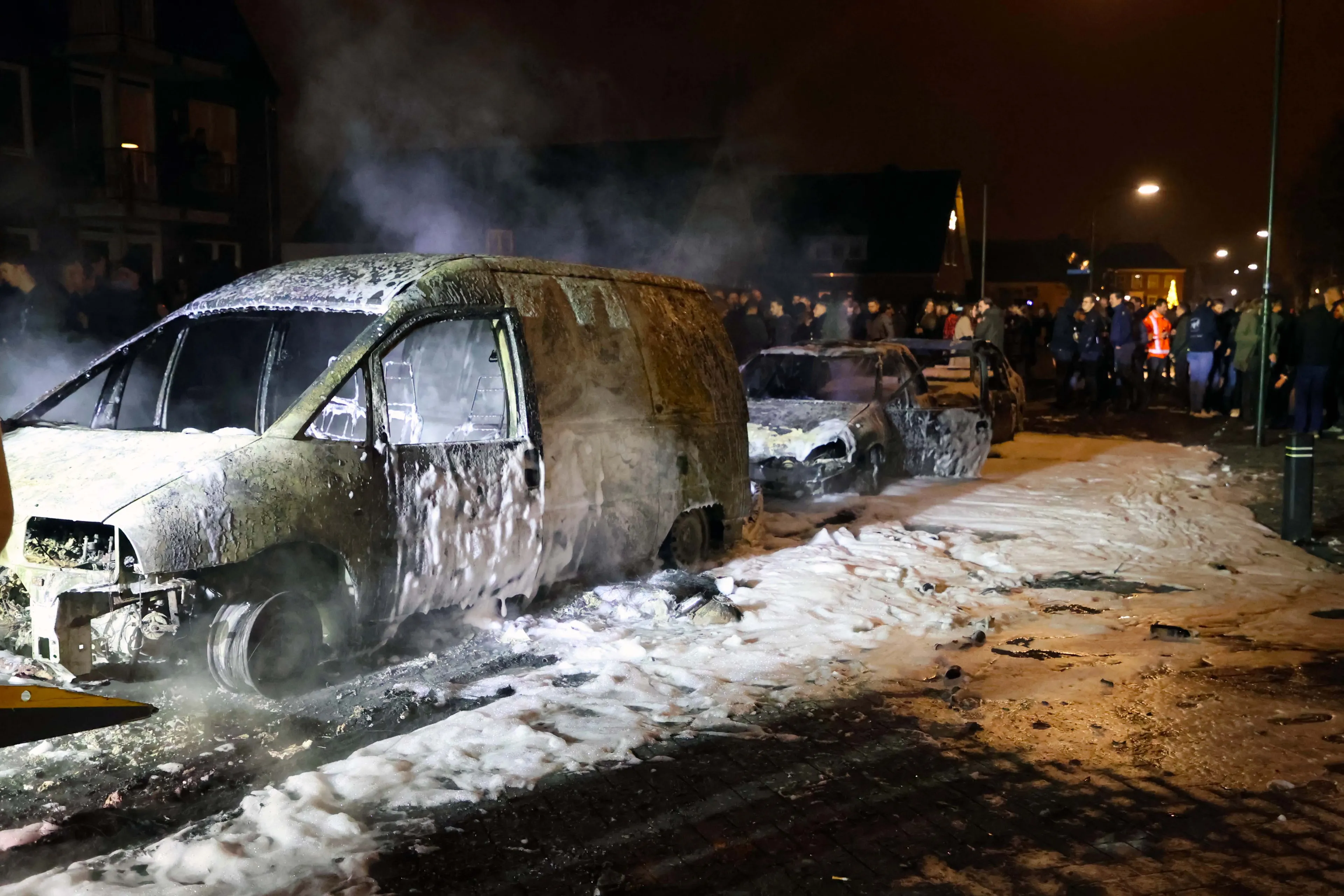 2022 01 01 fpmb0688 veen witboomstr 4 autos in brand gestoken