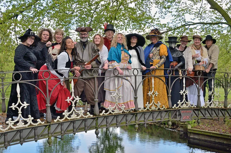 aantal figuranten op historische boogbrug
