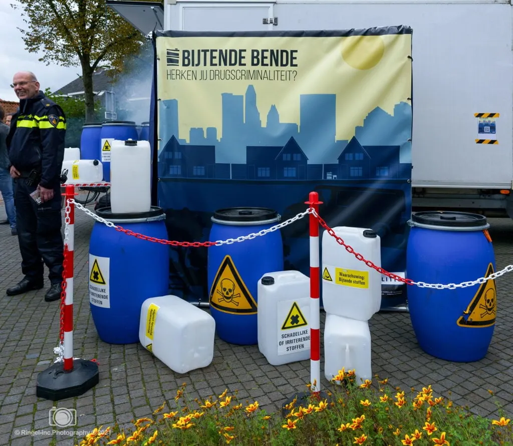 cr de bus van de bijtende bende 007 1024x891 1