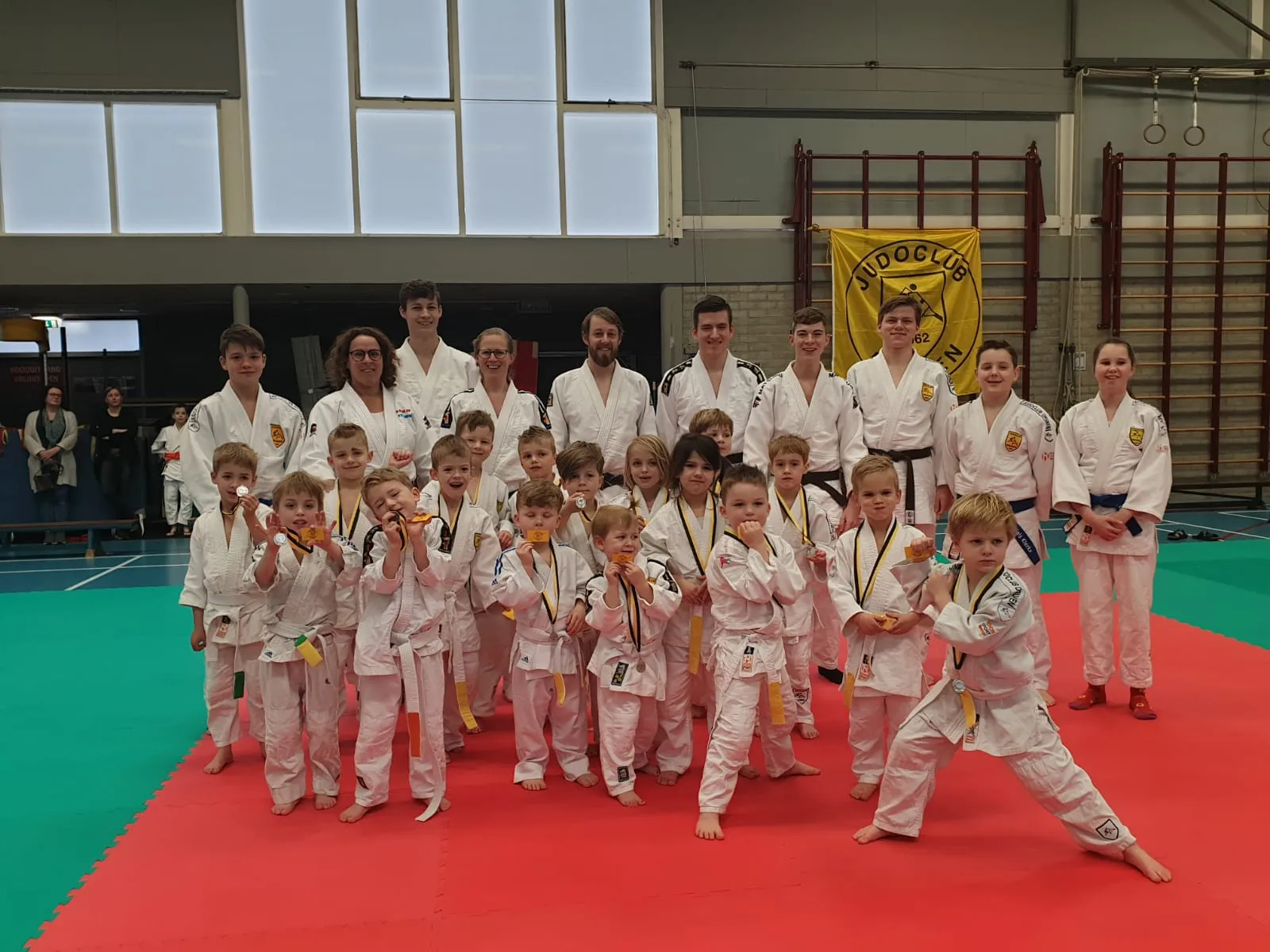 de jongst judokas met begeleiders