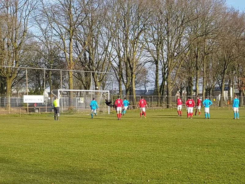 fc drunen keeper van balkom met een knappe redding op een vrije trap