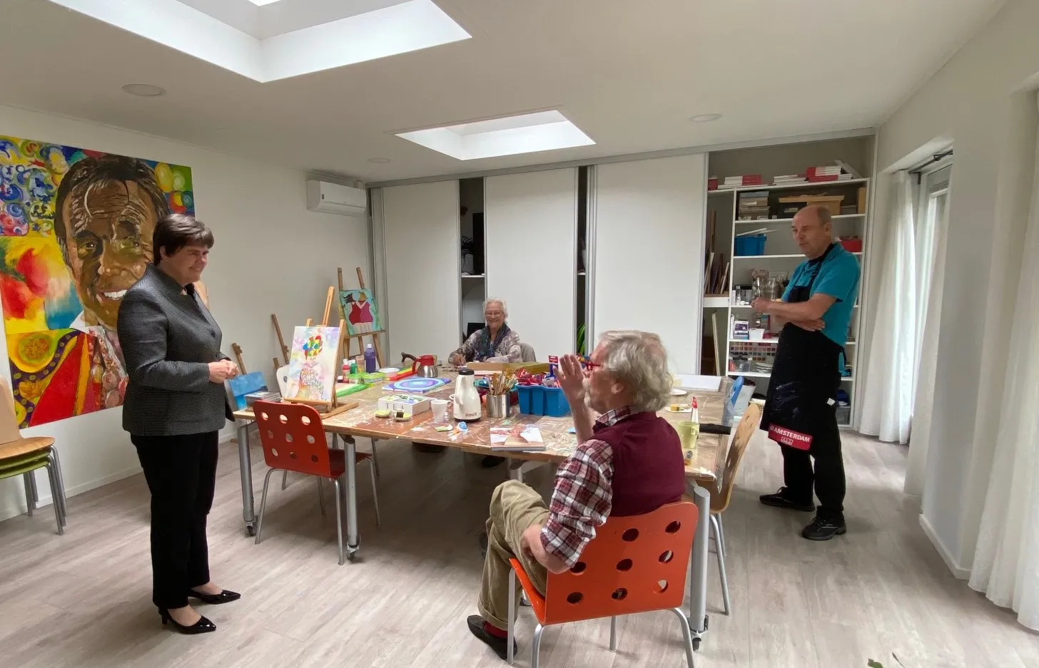 foto bezoek commissaris van de koning mw adema