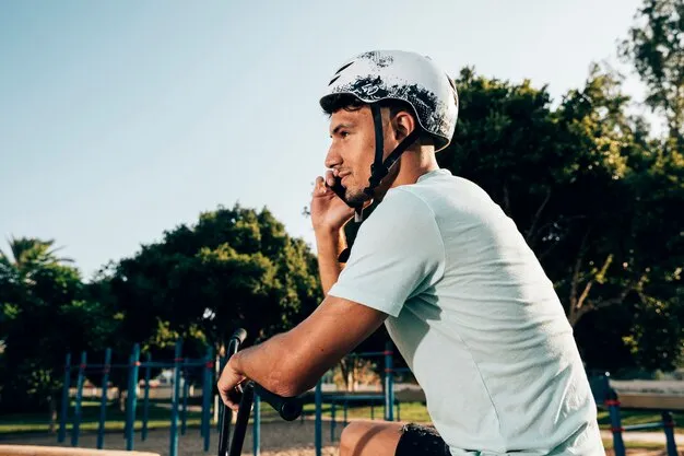 gratis foto tiener bmxruiter die op de telefoon spreekt