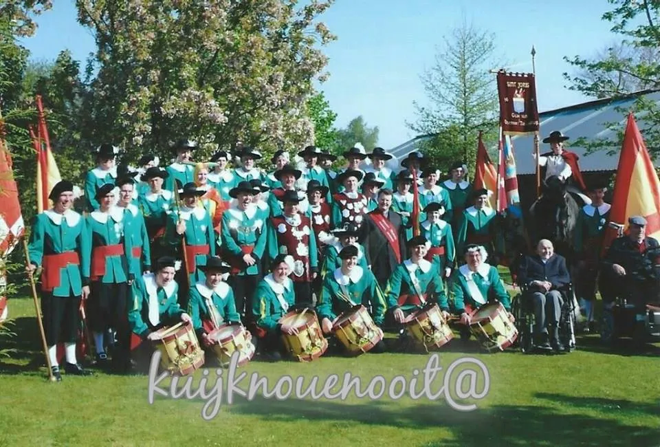 groepsfoto gilde in de tuin van leo v dommellen
